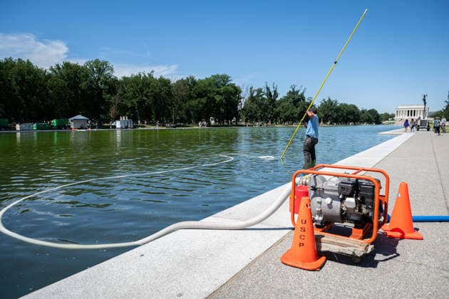 June 16, 2026, Washington, District Of Columbia, United States: A worker uses a vacuum system to remove green algae from the Lincoln Memorial Reflecting Pool in Washington, D.C. The algae appeared shortly after the historic pool was refilled following a major rehabilitation project as maintenance and cleanup efforts continue. Washington United States  - ZUMAk206 20260616_znp_k206_008 Copyright: xMattxKaminskyx
