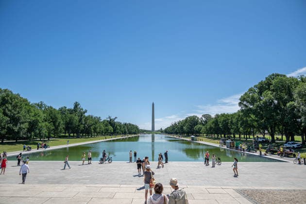June 16, 2026, Washington, District Of Columbia, United States: Green algae is visible in the water of the Lincoln Memorial Reflecting Pool in Washington, D.C., shortly after the historic pool was refilled following a major rehabilitation project. Maintenance and cleanup efforts are continuing as officials work to address the algae growth. Washington United States  - ZUMAk206 20260616_znp_k206_011 Copyright: xMattxKaminskyx