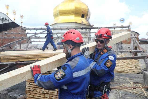 Rescuers from the Mobile Rapid Response Rescue Centre of the State Emergency Service of Ukraine construct a temporary protective cover over the destroyed roof of the Dormition Cathedral of the Kyiv Pechersk Lavra, which was hit by a Russian drone during a massive attack on the Ukrainian capital on Monday night, June 15, Kyiv, Ukraine, June 16, 2026. The strike triggered a large-scale fire that covered about 800 sq m and damaged 80% of the roof structure. (Photo by Yuliia Ovsiannikova Ukrinform) Briefing on aftermath of Russian attack on cultural heritage sites of Kyiv  Copyright: xYuliiaxOvsiannikovax