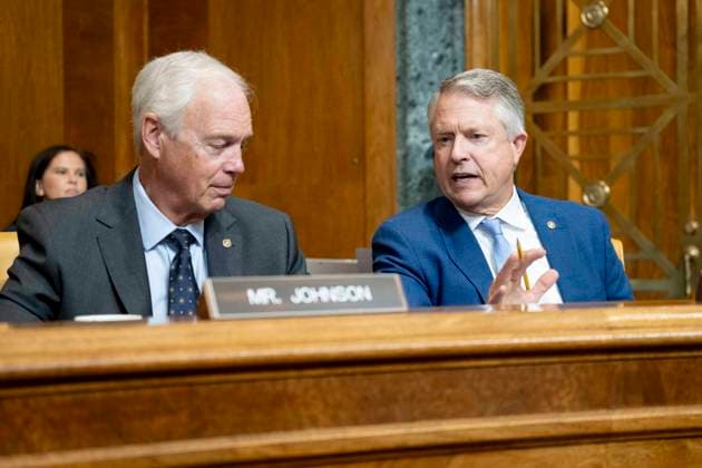 June 16, 2026, Washington, District Of Columbia, USA: U.S. Senator RON JOHNSON (R-WI) speaking with U.S. Senator ROGER MARSHALL (R-KS) at a hearing of the Senate Budget committee at the U.S. Capitol in Washington, D.C. Washington USA - ZUMAb161 20260616_aap_b161_025 Copyright: xMichaelxBrochsteinx