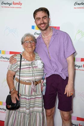 Felix Nieder mit Oma Waltraud Bräuss bei der ERNSTING™S FAMILY FASHION SHOW HERBST WINTER 2026 im Empire Riverside Hotel in Hamburg am 16.06.2026 *** Felix Nieder with his grandmother Waltraud Bräuss at the ERNSTING™S FAMILY FASHION SHOW FALL WINTER 2026 at the Empire Riverside Hotel in Hamburg on June 16, 2026 ,detected_source_language