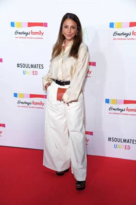 Arzu Bazman bei der ERNSTING™S FAMILY FASHION SHOW HERBST WINTER 2026 im Empire Riverside Hotel in Hamburg am 16.06.2026 *** Arzu Bazman at the ERNSTING™S FAMILY FASHION SHOW FALL WINTER 2026 at the Empire Riverside Hotel in Hamburg on June 16, 2026 ,detected_source_language