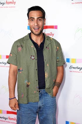 Timur Uelker bei der ERNSTING™S FAMILY FASHION SHOW HERBST WINTER 2026 im Empire Riverside Hotel in Hamburg am 16.06.2026 *** Timur Uelker at the ERNSTING™S FAMILY FASHION SHOW FALL WINTER 2026 at the Empire Riverside Hotel in Hamburg on June 16, 2026 ,detected_source_language