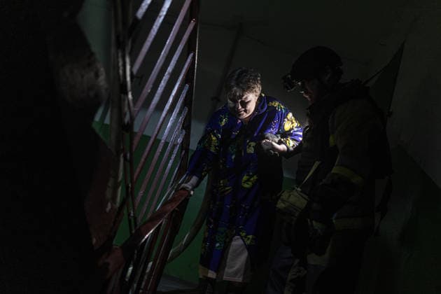 Ukrainian firefighters battle blaze after Russian drone strike in Druzhkivka DRUZHKIVKA, UKRAINE - JUNE 17: Ukrainian firefighters assist a woman as they evacuate her from her home following a fire caused by a Russian drone attack in Druzhkivka, Ukraine, on June 17, 2026. Diego Herrera Carcedo Anadolu Ukraine Donetsk. Editorial use only. Please get in touch for any other usage.  Copyright: x2026xAnadoluxDiegoxHerreraxCarcedox