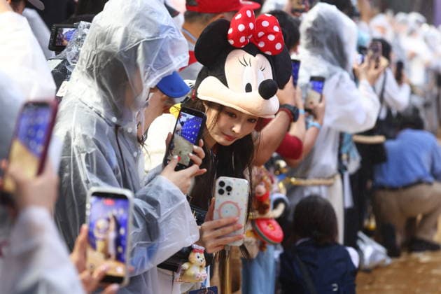 SHANGHAI, CHINA - JUNE 15: Tourists attend the special gala for the 10th anniversary celebration of Shanghai Disney Resort on June 15, 2026 in Shanghai, China. A celebration was held on June 15 to mark the 10th anniversary of Shanghai Disney Resort, which first opened to visitors on June 16, 2016.  Copyright: xVCGx 111648593065