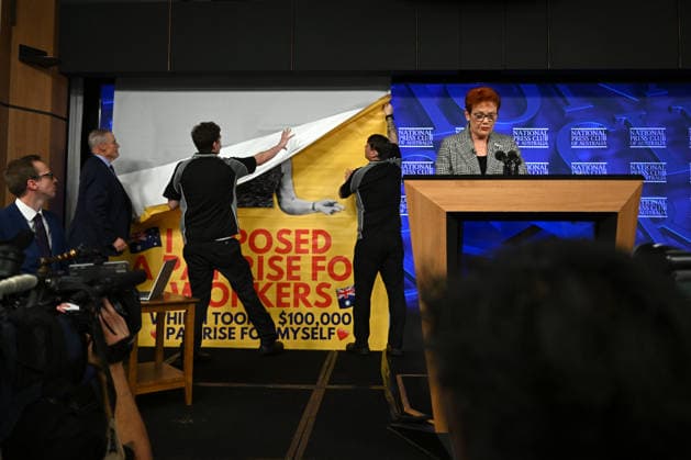 PAULINE HANSON PRESS CLUB, Press Club staff remove a banner seen behind One Nation leader Pauline Hanson as she addresses the National Press Club in Canberra, Wednesday, June 17, 2026. ( NO ARCHIVING CANBERRA AUSTRALIAN CAPITAL TERRITORY AUSTRALIA  Copyright: xLUKASxCOCHx 20260617199804359766