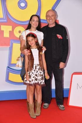 IPA85769723 - Rome, Teatro Sistina: Preview of the movie Toy Story 5. Pictured: Rudy Zerbi with his wife Grace and daughter Penelope  Copyright: xVincenzoxLandix xVincenzoxLandix 85769723