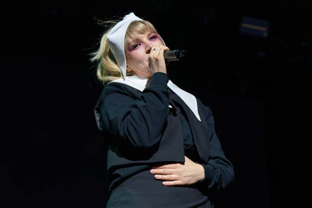 June 16, 2026, London, Lanarkshire, United Kingdom: Rebecca Lucy Taylor, known professionally as Self Esteem performs live on stage during a concert. Rebecca Lucy Taylor, also known professionally as Self Esteem, Played the first concert on opening night June 16th of London s newest live entertainment venue British Airways ARC,.Support Artist was Joshua Idehen London United Kingdom  - ZUMAs197 20260616_aaa_s197_437 Copyright: xBonniexBritainx