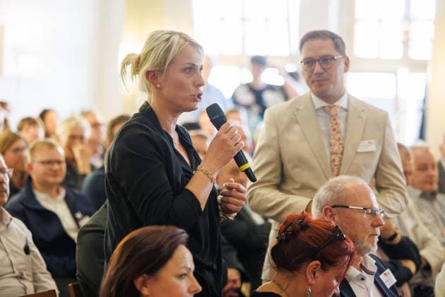 16.06.2026 - Die SPD-Landtagsfraktion von Mecklenburg-Vorpommern hatte zu einem kommunalpolitischen Abend nach Ueckermünde in die Strandhalle eingeladen. Madlen Brückner von der Firma Getränke Brückner GmbH stellt eine Frage Seebad Ueckermünde Mecklenburg-Vorpommern Deutschland *** June 16, 2026 The SPD state parliamentary group of Mecklenburg-Western Pomerania had invited guests to an evening event on local politics at the Strandhalle in Ueckermünde. Madlen Brückner from Getränke Brückner GmbH asks a question. Seebad Ueckermünde, Mecklenburg-Western Pomerania, Germany,detected_source_language