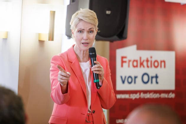 16.06.2026 - Die SPD-Landtagsfraktion von Mecklenburg-Vorpommern hatte zu einem kommunalpolitischen Abend nach Ueckermünde in die Strandhalle eingeladen. Minister­präsidentin des Landes Mecklenburg-Vorpommern Manuela Schwesig (SPD) Seebad Ueckermünde Mecklenburg-Vorpommern Deutschland *** June 16, 2026 The SPD state parliamentary group of Mecklenburg-Western Pomerania had invited guests to an evening event on local politics at the Strandhalle in Ueckermünde. Manuela Schwesig, SPD, Minister-President of Mecklenburg-Western Pomerania; Seebad Ueckermünde, Mecklenburg-Western Pomerania Germany,detected_source_language