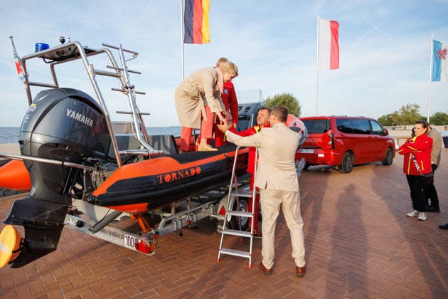 16.06.2026 - Die SPD-Landtagsfraktion von Mecklenburg-Vorpommern hatte zu einem kommunalpolitischen Abend nach Ueckermünde in die Strandhalle eingeladen. Minister­präsidentin des Landes Mecklenburg-Vorpommern Manuela Schwesig (SPD) steigt aus dem Boot der wasserwacht und bekommt unterstützung von vorn Chef der Staatskanzlei, Staatssekretär Patrick Dahlemann (SPD) Seebad Ueckermünde Mecklenburg-Vorpommern Deutschland *** June 16, 2026 The SPD state parliamentary group of Mecklenburg-Western Pomerania had invited guests to an evening event on local politics at the Strandhalle in Ueckermünde. Manuela Schwesig, SPD, Minister-President of Mecklenburg-Western Pomerania, steps out of the lifeguard boat and is assisted by the head of the State