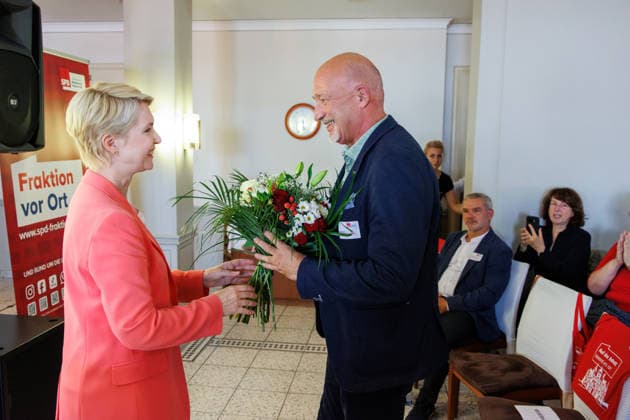 16.06.2026 - Die SPD-Landtagsfraktion von Mecklenburg-Vorpommern hatte zu einem kommunalpolitischen Abend nach Ueckermünde in die Strandhalle eingeladen. links Minister­präsidentin des Landes Mecklenburg-Vorpommern Manuela Schwesig (SPD) überreicht den noch aktuellen Bürgermeister von Ueckermünde Jürgen Kliewe einen Blumenstrauß Seebad Ueckermünde Mecklenburg-Vorpommern Deutschland *** June 16, 2026 The SPD state parliamentary group of Mecklenburg-Western Pomerania had invited guests to an evening event on local politics at the Strandhalle in Ueckermünde. Pictured on the left is Manuela Schwesig (SPD), Minister-President of Mecklenburg-Western Pomerania, presenting a bouquet of flowers to Jürgen Kliewe, a bouquet of flowers. Ueckermünd