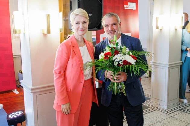 16.06.2026 - Die SPD-Landtagsfraktion von Mecklenburg-Vorpommern hatte zu einem kommunalpolitischen Abend nach Ueckermünde in die Strandhalle eingeladen. links Minister­präsidentin des Landes Mecklenburg-Vorpommern Manuela Schwesig (SPD) überreicht an den neuen Bürgermeister Tino Spiegelberg (parteilos) einen Blumenstrauß Seebad Ueckermünde Mecklenburg-Vorpommern Deutschland *** June 16, 2026 The SPD state parliamentary group of Mecklenburg-Western Pomerania had invited guests to an evening event on local politics at the Strandhalle in Ueckermünde. Pictured on the left is Manuela Schwesig, SPD, Minister-President of Mecklenburg-Western Pomerania, presenting a bouquet of flowers to the new mayor, Tino Spiegelberg (independent). Seebad U