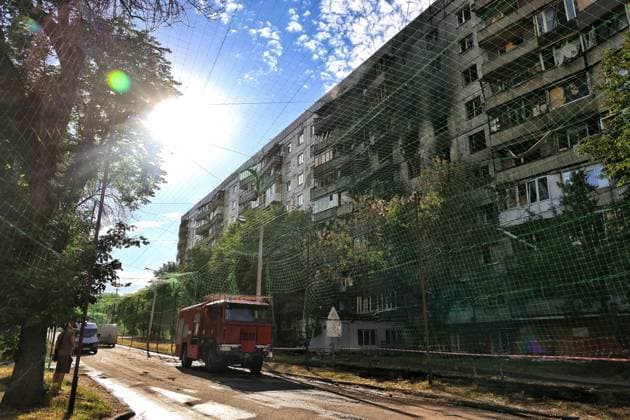 A fire engine stays in the street, covered with an anti-drone net, outside a nine-storey apartment block, hit by a Russian drone, Kramatorsk, Donetsk region, Ukraine, June 16, 2026. In the afternoon, Russian occupation forces launched a drone strike on a residential area in the front-line city, hitting a nine-storey block of flats. The explosion triggered a fire, severely damaging the walls, windows and interiors of apartments on several floors. Four people sustained injuries of varying severity. (Photo by Nina Liashonok Ukrinform) Russians hit apartment block with drone in Kramatorsk  Copyright: xNinaxLiashonokx
