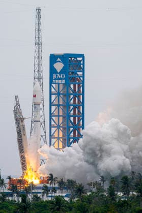 WENCHANG, CHINA - JUNE 17: A Long March-12 rocket, carrying the 22nd group of low-orbit internet satellites lifts off from the Hainan commercial spacecraft launch site on June 17, 2026 in Wenchang, Hainan Province of China. The rocket lifted off at 10:44 am (Beijing Time) and successfully placed the payload, the 22nd group of low-orbit internet satellites, into the preset orbit.  Copyright: xVCGx 111648739501
