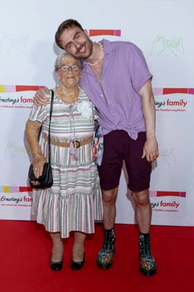 ABB ERNSTINGS - Waltraud Braeuss, Felix Nieder, Oma zu Gast bei der Ernsting s family Fashion Show HW 2026 im Empire Riverside Hotel in Hamburg 16.06.2026 Hamburg Deutschland *** ABB ERNSTINGS Waltraud Braeuss, Felix Nieder, Grandma as a guest at the Ernstings Family Fashion Show Fall Winter 2026 at the Empire Riverside Hotel in Hamburg on June 16, 2026, Hamburg, Germany,detected_source_language