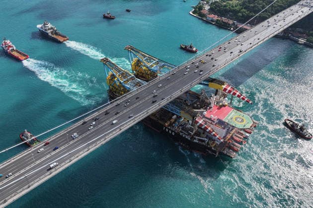 World s 3rd-largest semi-submersible crane vessel transits Bosphorus Strait ISTANBUL, TURKIYE - JUNE 17: An aerial view of the Saipem 7000, the world s third-largest semi-submersible crane vessel used in natural gas pipeline construction, as it transits the Bosphorus near the Fatih Sultan Mehmet Bridge during its voyage from Libya to Romania in Istanbul, Turkiye, on June 17, 2026. Cemal Yurttas Anadolu Istanbul Turkey. Editorial use only. Please get in touch for any other usage.  Copyright: x2026xAnadoluxCemalxYurttasx
