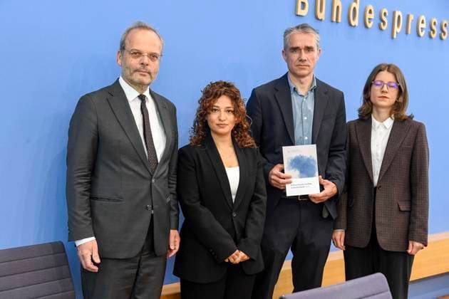 ABB BPK-Dr. Felix Klein, Beauftragter der Bundesregierung fuer juedisches Leben in Deutschland und den Kampf gegen Antisemitismus Laura Cazes, Zentralwohlfahrtsstelle der Juden in Deutschland e.V Benjamin Steinitz, geschaeftsfuehrender Vorstand des Bundesverbands RIAS e.V. (Bundesverband der Recherche- und Informationsstellen Antisemitismus) Bianca Loy, Autorin der Studie wissenschaftliche Referentin beim Bundesverband RIAS e.V. Vorstellung des Jahresberichts Antisemitische Vorfaelle in Deutschland 2025 auf der BPK Berlin Bundespressekonferenz am 17.06.2026 Berlin Deutschland *** ABB BPK Dr. Felix Klein, Federal Government Commissioner for Jewish Life in Germany and the Fight Against Antisemitism Laura Cazes, Central Welfare Office of the