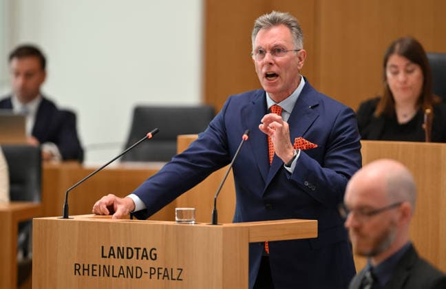Michael Büge AFD Der neueFraktionsvorsitzende der AfD in Rheinland-Pfalz, Michael Büge hält als Oppositionsführer im Landtag in mainz eine Rede. Büge ist ehemaliger Staatssekretär in der Berliner Senatsverwaltung für Gesundheit und Soziales der CDU Mainz Rheinland-Pfalz Deutschland *** Michael Büge, AfD