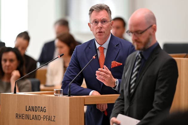 Michael Büge AFD Der neueFraktionsvorsitzende der AfD in Rheinland-Pfalz, Michael Büge hält als Oppositionsführer im Landtag in mainz eine Rede. Büge ist ehemaliger Staatssekretär in der Berliner Senatsverwaltung für Gesundheit und Soziales der CDU Mainz Rheinland-Pfalz Deutschland *** Michael Büge, AfD