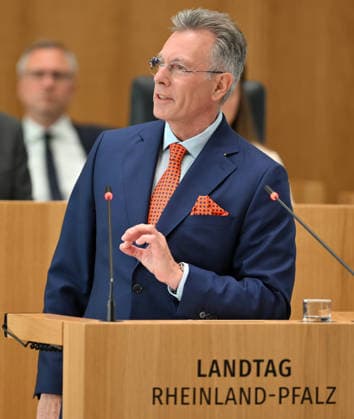 Michael Büge AFD Der neueFraktionsvorsitzende der AfD in Rheinland-Pfalz, Michael Büge hält als Oppositionsführer im Landtag in mainz eine Rede. Büge ist ehemaliger Staatssekretär in der Berliner Senatsverwaltung für Gesundheit und Soziales der CDU Mainz Rheinland-Pfalz Deutschland *** Michael Büge, AfD