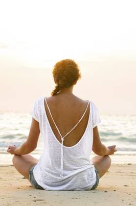 Junge Frau sitzt bei Sonnenaufgang am Strand Young woman is sitting on beach at sunrise Copyright: imageBROKER SergeyxPeterman ibxiqx17560484.jpg ,model released, Symbolfoto ,property released