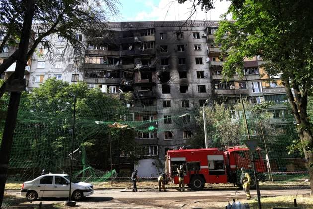 Russians Hit Apartment Block with Drone in Kramatorsk Rescuers of the State Emergency Service pick up equipment after extinguishing a fire in a nine-storey apartment block, started by a Russian drone strike, while staying in the street, covered with an anti-drone net in Kramatorsk, Donetsk region, Ukraine, June 16, 2026. In the afternoon, Russian occupation forces launched a drone strike on a residential area in the front-line city, hitting a nine-storey block of flats. The explosion triggered a fire, severely damaging the walls, windows and interiors of apartments on several floors. Four people sustained injuries of varying severity. Photo by Nina Liashonok Ukrinform ABACAPRESS.COM Kramatorsk Donetsk region Ukraine  Copyright: xLyashonokxNina Ukrinform ABACAx