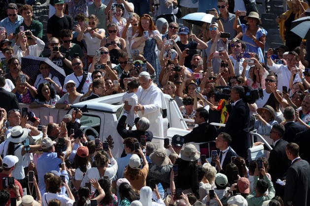 IPA85777885 - Vatican City - Italy, June 17, 2026: The pontiff, riding in the popemobile, greets the pilgrims present and blesses the children. Pope Leo XIV presides over the Wednesday General Audience in St. Peter™s Square. This morning, thousands of faithful and pilgrims from around the world gathered in St. Peter™s Square to attend the Wednesday General Audience with Pope Leo XIV. It was a moment of prayer, listening, and communion that filled the square with hope, reflection, and joy.  Copyright: xmarcoxiacobuccix xmarcoxiacobuccix 85777885