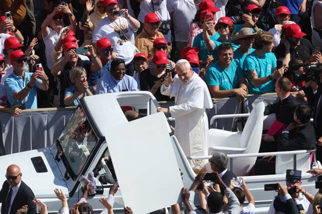 IPA85777942 - Vatican City - Italy, June 17, 2026: The pontiff, riding in the popemobile, greets the pilgrims present and blesses the children. Pope Leo XIV presides over the Wednesday General Audience in St. Peter™s Square. This morning, thousands of the faithful and pilgrims from around the world gathered in St. Peter™s Square to attend the Wednesday General Audience with Pope Leo XIV. It was a moment of prayer, listening, and communion that filled the square with hope, reflection, and joy.  Copyright: xmarcoxiacobuccix xmarcoxiacobuccix 85777942