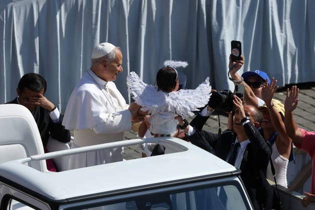IPA85777819 - Vatican City - Italy, June 17, 2026: The pontiff, riding in the popemobile, greets the pilgrims present and blesses the children. Pope Leo XIV presides over the Wednesday General Audience in St. Peter™s Square. This morning, thousands of the faithful and pilgrims from around the world gathered in St. Peter™s Square to attend the Wednesday General Audience with Pope Leo XIV. It was a moment of prayer, listening, and communion that filled the square with hope, reflection, and joy.  Copyright: xmarcoxiacobuccix xmarcoxiacobuccix 85777819