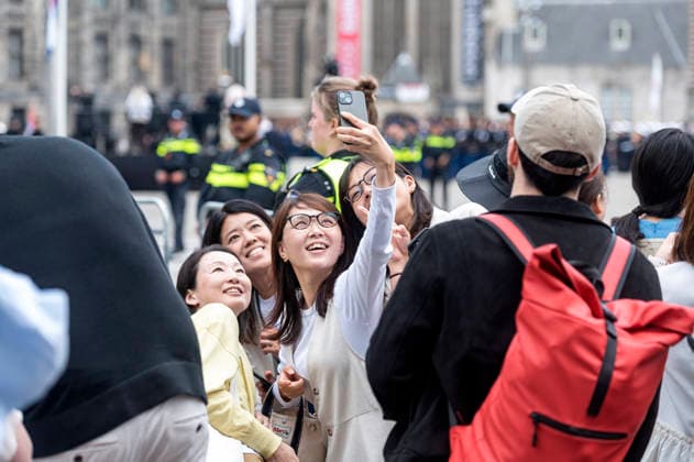 Amsterdam The Netherlands 17th June 2026 State visit of Emperor Naruhito of Japan. Impressions around the Dam around the Koninklijke Paleis Friends take selfies.