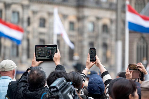 Amsterdam The Netherlands 17th June 2026 State visit of Emperor Naruhito of Japan. Impressions around the Dam around the Koninklijke Paleis Mobile telephones held aloft to try and get a glimpse. handy, iphone,