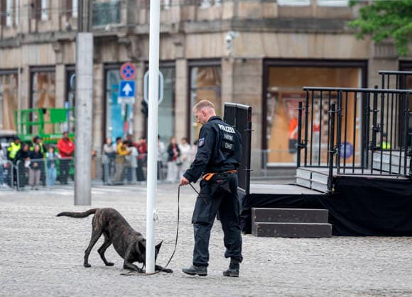 Amsterdam The Netherlands 17th June 2026 State visit of Emperor Naruhito of Japan. Impressions around the Dam around the Koninklijke Paleis A sniffer dog with its handler wearing the uniform of Polizei NRW check around the Dam for anything suspicious. cross-border, co-operation, police, canine, unit, Nordrhein-Westfalen, sniff, Diensthundführereinheit, DHF