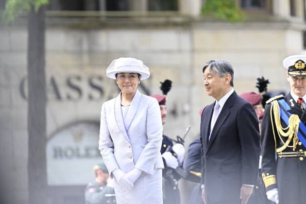 Amsterdam, The Netherlands, 2026-06-17 11:38:26 AMSTERDAM, 17-06-2026, Dam Square At the invitation of King Willem Alexander and Queen Maxima, Emperor Naruhito of Japan is paying a state visit to the Netherlands. Emperor Naruhito is accompanied by Her Majesty Empress Masako. The state visit is a confirmation of the close and historic relationship between Japan and the Netherlands. The countries share 426 years of bilateral relations. PHOTO: NLBeeld Patrick van Emst In the photo: Emperor Naruhito and Empress Masako lay a wreath at the National Monument on Dam Square. Credit: NL Beeld Patrick van Emst  Copyright: xx x