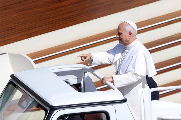 Pope Leo XIV At Wednesday General Audience - Vatican City Pope Leo XIV greets pilgrims and blesses children while riding in the popemobile during the Wednesday General Audience in St. Peter’s Square in Vatican City, Italy on June 17, 2026, as thousands of faithful gather for a moment of prayer, listening, and communion. Photo by Marco Iacobucci IPA ABACAPRESS.COM Vatican City italia Vatican (or Holy See)  Copyright: xIacobuccixMarco IPA ABACAx
