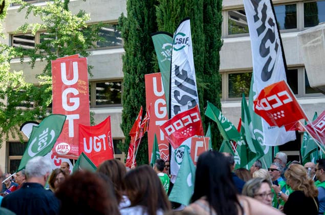 Rally in front of the INSS General Directorate to demand better working conditions for Social Security staff Protesters during a rally in front of the General Directorate of the National Social Security Institute (INSS) on June 17, 2026, in Madrid, Spain. The rally was organized by CCOO, UGT, CSIF, and CIG as part of protests across Spain calling for better working conditions for Social Security staff. JUNE 17, 2026, Spain,detected_source_language  Copyright: xAlbertoxOrtegax 7603087