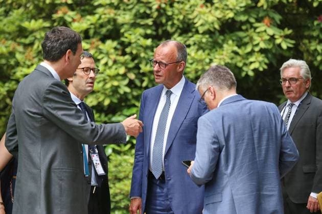 Évian-les-Bains, Frankreich, 17.06.2026: G7-Gipfel: Bundeskanzler Friedrich Merz (CDU, 3.v.l.) gibt am letzten Gipfeltag eine Pressekonferenz und spricht kurz vorher mit seinen Beratern (L-R) Levin Holle, Günter Sautter, Stefan Kornelius, Volker Timmermann *** Évian-les-Bains, France, June 17, 2026 G7 Summit Copyright: xdtsxNachrichtenagenturx dts_123683