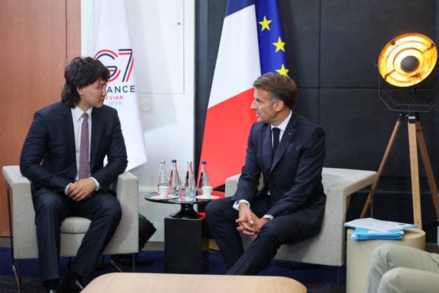 Alexandr Wang, CEO of Scale AI, President Emmanuel Macron being interviewed during the G7 summit in Evian on June 17, 2026 Dominique Jacovides Bestimage President Emmanuel Macron being interviewed during the G7 summit in Evian, France,detected_source_language  Copyright: xDOMINIQUExJACOVIDESx xBESTIMAGExDOMINIQUExJACOVIDESx xBESTIMAGEx