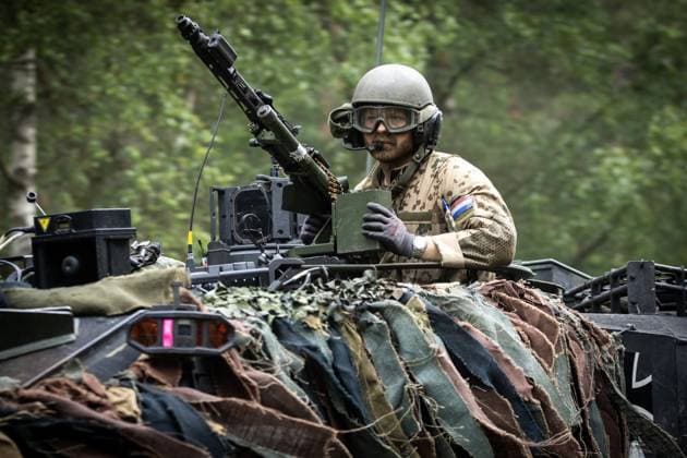 LOHHEIDE - A soldier behind a machine gun on a Leopard 2 tank during the military exercise Fighter Lion at a training ground in Germany. The largest army exercise of 2026 focuses on defending the Netherlands and NATO territory in a changing security situation. VINCENT JANNINK netherlands out - belgium out  Copyright: xx x561245734x originalFilename: 561245734.jpg