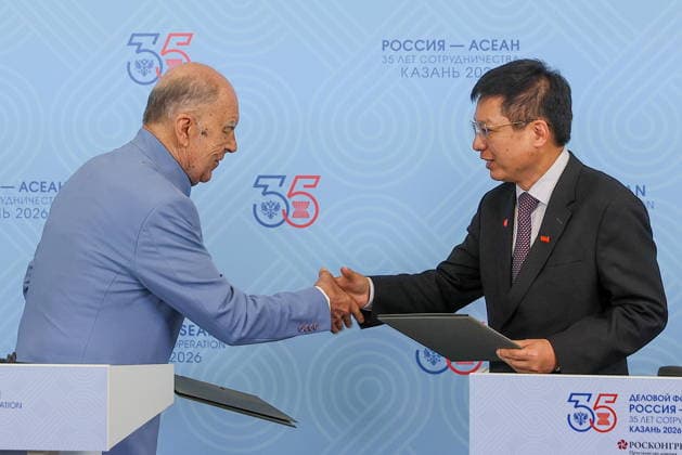 RUSSIA, KAZAN - JUNE 17, 2026: Shamil Ageyev (L), Chairman of the Board at the Chamber of Commerce and Industry of the Tatarstan Republic, and Ho Sy Hung, Chairman of the Vietnam Chamber of Commerce and Industry, sign joint documents as part of the Russia-ASEAN Summit at Bashir Rameev IT Park Kazan Russia  - ZUMAt113 20260617_zaa_t113_114 Copyright: xYegorxAleyevx