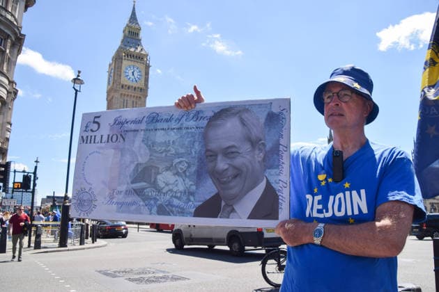 June 17, 2026, London, England, United Kingdom: An activist holds a large mock 5 million pound note with a portrait of Nigel Farage during the weekly anti-Brexit and pro-EU protest in Parliament Square. London United Kingdom  - ZUMAv130 20260617_zip_v130_002 Copyright: xVukxValcicx