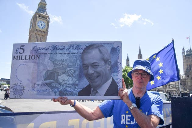 June 17, 2026, London, England, United Kingdom: An activist holds a large mock 5 million pound note with a portrait of Nigel Farage during the weekly anti-Brexit and pro-EU protest in Parliament Square. London United Kingdom - ZUMAv130 20260617_zip_v130_004 Copyright: xVukxValcicx