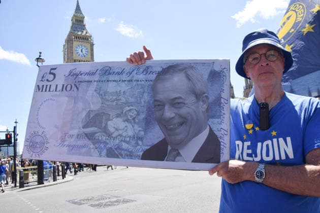 June 17, 2026, London, England, United Kingdom: An activist holds a large mock 5 million pound note with a portrait of Nigel Farage during the weekly anti-Brexit and pro-EU protest in Parliament Square. London United Kingdom - ZUMAv130 20260617_zip_v130_003 Copyright: xVukxValcicx