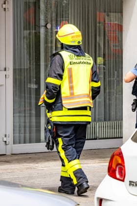 Feuer in Frankfurter Hochhaus 17.06.2026: In der Geleitstraße in Frankfurt am Main - Sachsenhausen kam es am Mittwochmittag zu einem Brand auf einer Terrasse. Die Rauchsäule war zwischenzeitlich kilometerweit zu sehen. Feuerwehr und Polizei waren mit zahlreichen Einsatzkräften zugegen. Im Bild: Einsatzleiter der Feuerwehr. Frankfurt am Main Sachsenhausen Hessen Deutschland *** Fire in a Frankfurt High-Rise, June 17, 2026