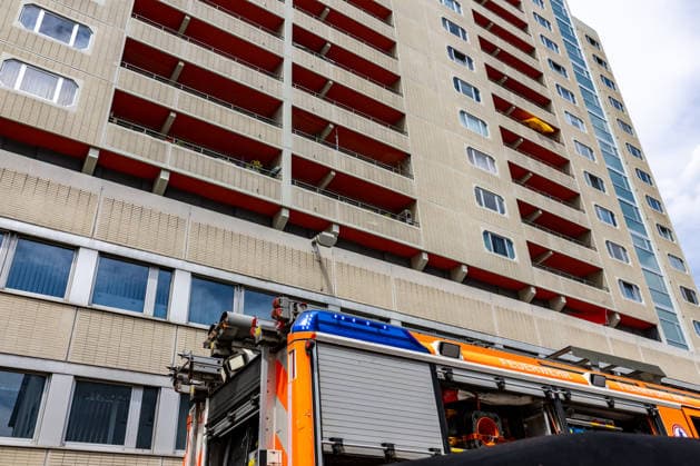 Feuer in Frankfurter Hochhaus 17.06.2026: In der Geleitstraße in Frankfurt am Main - Sachsenhausen kam es am Mittwochmittag zu einem Brand auf einer Terrasse. Die Rauchsäule war zwischenzeitlich kilometerweit zu sehen. Feuerwehr und Polizei waren mit zahlreichen Einsatzkräften zugegen. Im Bild: Feuerwehrfahrzeug vor Hochhaus. Frankfurt am Main Sachsenhausen Hessen Deutschland *** Fire in a Frankfurt High-Rise, June 17, 2026