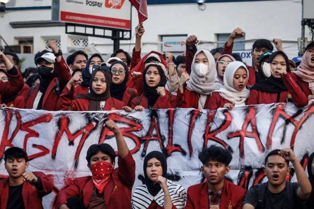 Student Protest in Yogyakarta Toward National Liberation YOGYAKARTA, INDONESIA JUNE 17, 2026: Hundreds of students gathered at the Kilometer Zero intersection in Yogyakarta to stage a protest against a number of government policies they consider harmful to the public. The protest, organized by the Muhammadiyah University of Yogyakarta Student Alliance, included eight demands, such as the cancellation of Indonesia™s participation in the Board of Peace, the Free Nutritious Meals (MBG) program and the Red and White Cooperative initiative, a reduction in fuel prices, improvements in fiscal policy management, a revision of the National Police Law, the repeal of the latest amendment to the Indonesian National Armed Forces (TNI) Law, as well Copyright: x xMuhammadxRizkyxFebriansyahx xJNAxPressx