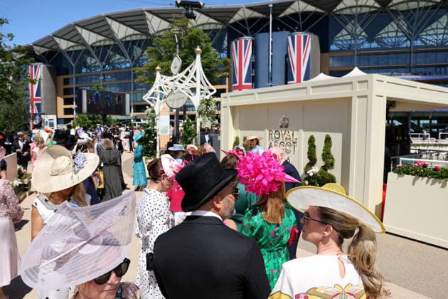 17.06.2026, Ascot, Windsor, GBR - Fashion, people in elegant clothes at the racecourse. Ascot racecourse. (Zuschauer, Besucher, Publikum, Frauen, Huete, Kopfbedeckungen, Fashion, Eleganz, elegant, Mode, modisch, Mann, Zylinder) 260617D512ROYAL_ASCOT.JPG *** June 17, 2026, Ascot, Windsor, UK Fashion, people in elegant clothes at the racecourse Ascot Racecourse spectators, visitors, audience, women, hats, headwear, fashion, elegance, elegant, stylish, man, top hat 260617D512ROYAL ASCOT JPG,detected_source_language