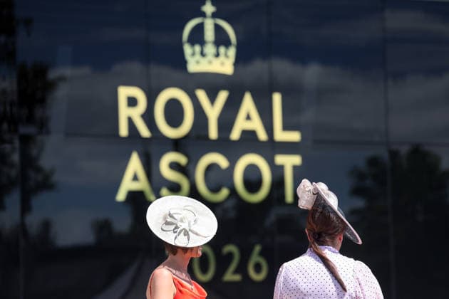 17.06.2026, Ascot, Windsor, GBR - Fashion, women with hats at the racecourse. Ascot racecourse. (Zuschauer, Besucher, Publikum, Frauen, Huete, Kopfbedeckungen, Fashion, Eleganz, elegant, Mode, modisch, feminin) 260617D515ROYAL_ASCOT.JPG *** June 17, 2026, Ascot, Windsor, GBR Fashion, women wearing hats at the racecourse Ascot racecourse spectators, visitors, audience, women, hats, headwear, fashion, elegance, elegant, stylish, feminine 260617D515ROYAL ASCOT JPG,detected_source_language
