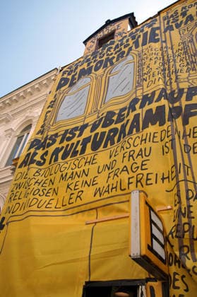 Der Buchladen Golden Shop im Bremer Steintorviertel hat im Juni 2026 seine gelbe, mit schwarzen Sprüchen bemalte Fassade mit einem Transparent verhüllt, das in derselben Gestaltung angebliche Zitate von Kulturstaatsminister Wolfram Weimer wiedergibt. Damit reagiert die linke Buchhandlung auf die Entscheidung des konservativen Politikers, ihr nicht den Deutschen Buchhandlungspreis zu verleihen, obwohl eine Jury die Buchhandlung dafür auserwählt hatte. Als Begründung erwähnte er nicht näher erläuterte Erkenntnisse des Verfassungsschutzes. Auf dem Transparent steht auch eine Strophe aus einem Gedichtband namens Kopfpilz, den Weimer als junger Mann 1986 im Eigenverlag veröffentlichte: Morgen, Rentner, wirds was geben. Morgen kommt der