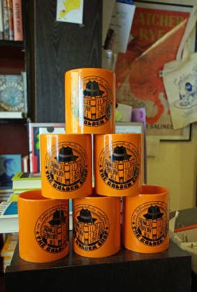 Der Buchladen Golden Shop im Bremer Steintorviertel verkauft seit Frühjahr 2026 Becher mit der Aufschrift: Vom Verfassungsschutz empfohlen - The Golden Shop. Damit reagiert die linke Buchhandlung auf die Entscheidung des konservativen Kulturstaatsministers Wolfram Weimer, ihr nicht den Deutschen Buchhandlungspreis zu verleihen, obwohl eine Jury die Buchhandlung dafür auserwählt hatte. Als Begründung erwähnte er nicht näher erläuterte Erkenntnisse des Verfassungsschutzes. *** Since the spring of 2026, the Golden Shop bookstore in Bremen’s Steintor district has been selling mugs bearing the inscription Recommended by the Office for the Protection of the Constitution